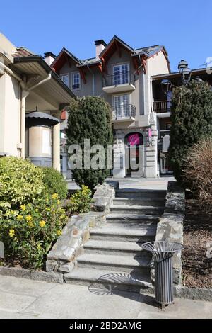 Place Henri Baud situé derrière l'hôtel de ville. Centro-ville. Saint-Gervais-les-Bains. Alta Savoia. Francia. Foto Stock