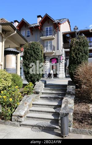 Place Henri Baud situé derrière l'hôtel de ville. Centro-ville. Saint-Gervais-les-Bains. Alta Savoia. Francia. Foto Stock