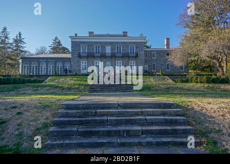 Pelham Bay Park, The Bronx, New York, NY, USA: Visitatori che si godono l'aria aperta al Bartow-Pell Mansion, 1842. Foto Stock