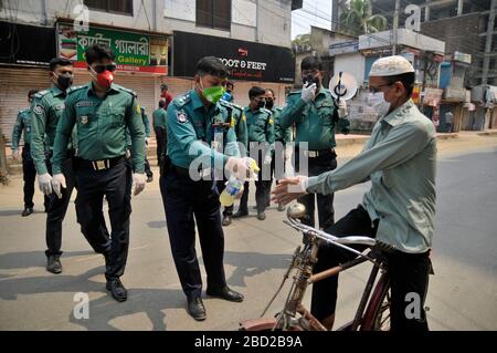 26 marzo 2020 Sylhet, Bangladesh: Sylhet Metropolitan Police crescente awarness e fornendo sanitizer tra le persone di massa come misura precauzionale contro la diffusione del COVID-19 nella strada di Sylhet, Bangladesh. Foto Stock