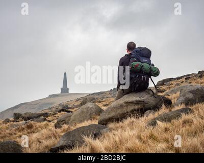 Stoodley Pike, un monumentale obelisco in Calderdale, West Yorkshire, Regno Unito, è visto all'orizzonte su del The Pennine Way a lunga distanza sentiero sul 13 aprile 20 Foto Stock