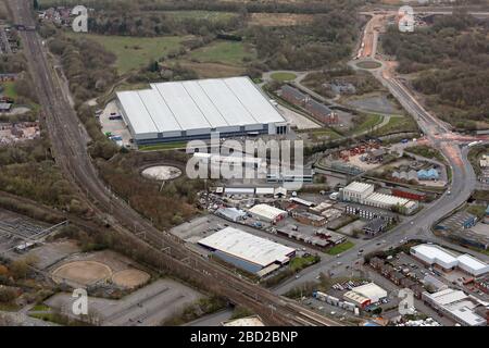 Vista aerea che guarda a sud da Wigan lungo la A49 Chapel Lane verso la gamma e poi Nice-Pak International a Westwood Park Foto Stock