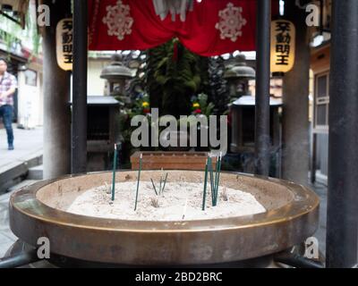 Hozen-ji, un tempio buddista nel quartiere di Dotonbori, Osaka, Giappone. Il tempio contiene una statua ricoperta di muschio della divinità Fudo Myo-o, una delle Sapienza Foto Stock