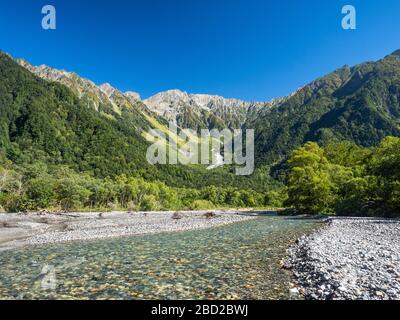 Monte Hotaka e fiume Azusa a Kamikōchi (le Highlands superiori) nei Monti Hida, Prefettura di Nagano, Giappone. Foto Stock