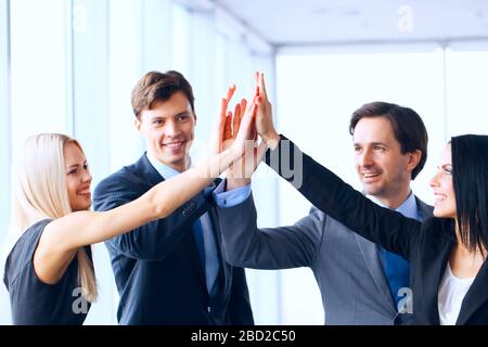 Uomini d'affari di successo che festeggiano dare cinque alto Foto Stock