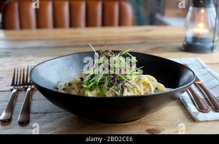 Linguine granchio al ristorante on the Quay a St Mary's, Isles of Scilly Foto Stock