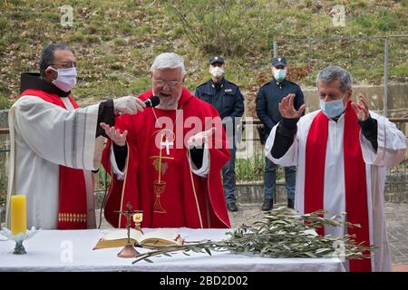 Campobasso,Regione Molise,Italia:l'arcivescovo di Campobasso-Boiano, Giancarlo Maria Bregantini celebra la Messa domenicale al pensionamento Pistilli Foto Stock