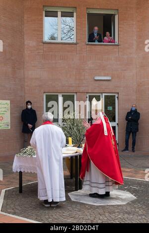 Campobasso,Regione Molise,Italia:l'arcivescovo di Campobasso-Boiano, Giancarlo Maria Bregantini celebra la Messa domenicale al pensionamento Pistilli Foto Stock