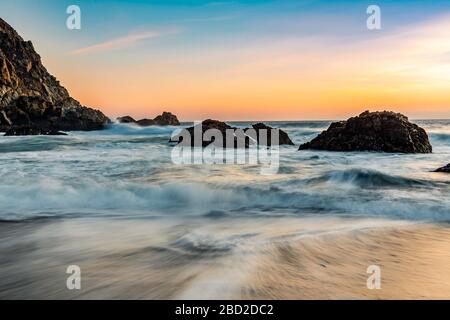 Pfeiffer Beach Sunset, Big sur, California, Stati Uniti Foto Stock