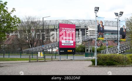 Londra, Regno Unito. 6 Aprile 2020. Vista generale della scheda di fissaggio RFC di Harlequins con un messaggio di crisi di Coronavirus "sicuro, ci vediamo presto" invece di un annuncio di partita. Il Twickenham Stadium è lo sfondo. Credit: Andrew Fosker/Alamy Live News Foto Stock