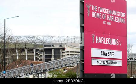 Londra, Regno Unito. 6 Aprile 2020. Vista generale della scheda di fissaggio RFC di Harlequins con un messaggio di crisi di Coronavirus "sicuro, ci vediamo presto" invece di un annuncio di partita. Il Twickenham Stadium è lo sfondo. Credit: Andrew Fosker/Alamy Live News Foto Stock