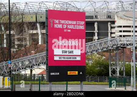 Londra, Regno Unito. 6 Aprile 2020. Vista generale della scheda di fissaggio RFC di Harlequins con un messaggio di crisi di Coronavirus "sicuro, ci vediamo presto" invece di un annuncio di partita. Il Twickenham Stadium è lo sfondo. Credit: Andrew Fosker/Alamy Live News Foto Stock