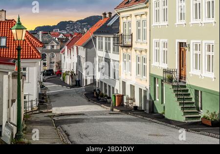 Strada stretta con edifici tradizionali nella città vecchia di Bergen, Norvegia. Foto Stock
