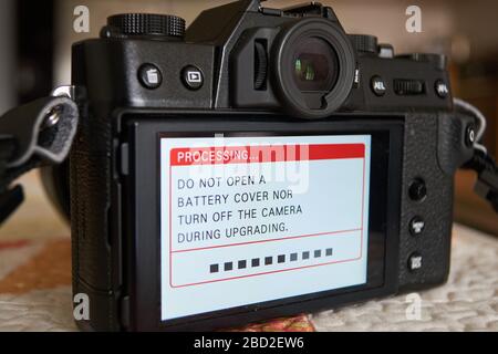 Bucarest, Romania - 5 aprile 2020: Fujifilm X-T30 aggiornamento firmware messaggio lettura 'elaborazione... Non aprire il coperchio della batteria né spegnere la fotocamera Foto Stock
