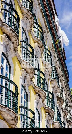 balcone a lisbona, portogallo. colore giallo con cielo blu Foto Stock