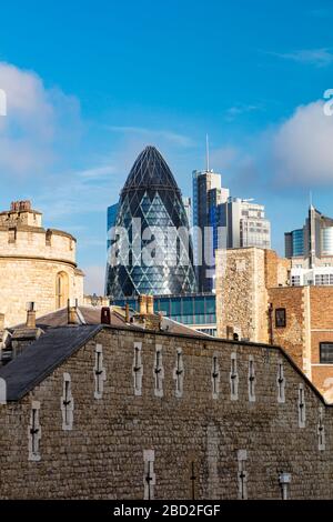 Vecchio e nuovo - Torre medievale di Londra con il Gherkin e gli edifici moderni beyone, Londra, Inghilterra, Regno Unito Foto Stock