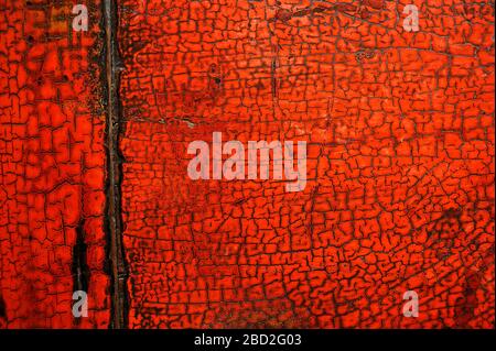 Vista ravvicinata sul vecchio tavolo in legno, lacca rossa dipinta cinese Foto Stock