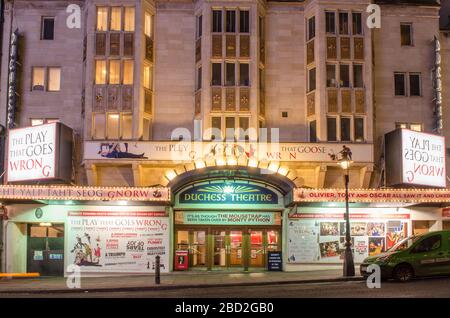 LONDRA - il Duchess Theatre situato su Catherine Street nel West End di Londra, attualmente mostrando il gioco che va male Foto Stock