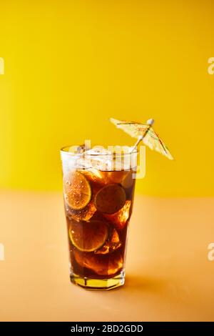 Bicchieri di tè freddo con fette di limone. Foto Stock