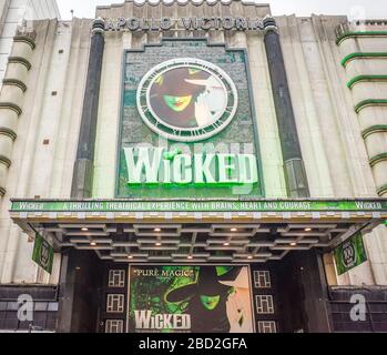 LONDRA-: L'Apollo Victoria Theatre, con il lungo spettacolo "Wicked" situato fuori dalla stazione Victoria Foto Stock