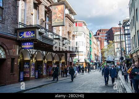 LONDRA - esterno del teatro Prince Edward che mostra Aladdin. Un popolare musical nel West End di Londra Foto Stock