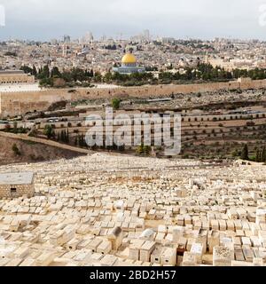 La Città Vecchia di Gerusalemme, Israele. Il tetto dorato della cupola della roccia, sul Monte del Tempio, sorge sopra le mura della città viste dal Monte degli Ulivi. Foto Stock