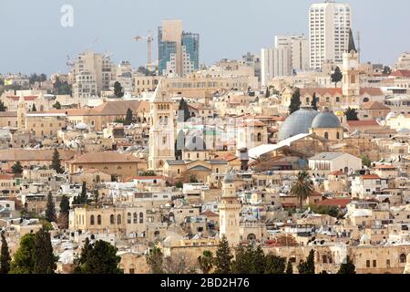 La Chiesa del Santo Sepolcro si trova tra gli edifici della Città Vecchia di Gerusalemme, in Israele. Foto Stock