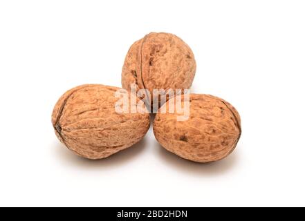 Gruppo di tre noci su sfondo bianco. Foto Stock