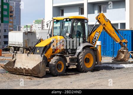 Kharkiv, Ucraina, 29 marzo 2020: Il trattore giallo sporco JCB presso il cantiere. Editoriale illustrativo Foto Stock