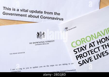 Lettera ufficiale del governo HM inviata a tutte le famiglie del Regno Unito come aggiornamento vitale al pubblico sul Coronavirus Covid-19 durante la pandemia, aprile 2020 Foto Stock