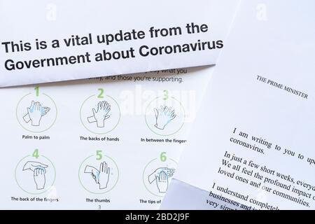 Lettera ufficiale del governo HM inviata a tutte le famiglie del Regno Unito come aggiornamento vitale al pubblico sul Coronavirus Covid-19 durante la pandemia, aprile 2020 Foto Stock