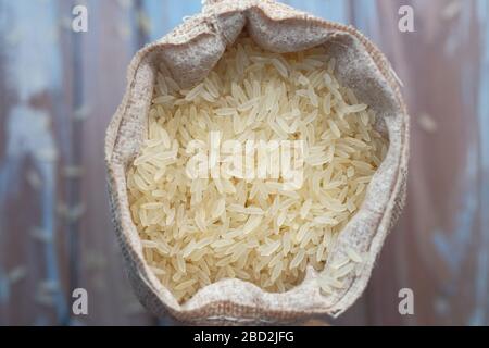 riso parboiled in una borsa sul tavolo, vista dall'alto Foto Stock