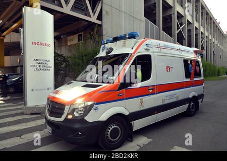 Milano, Italia. 06 aprile 2020. Milano, le ambulanze entrano nell'ospedale della fiera per pazienti affetti da coronavirus (Maurizio Maule/Fotogramma, Milano - 2020-04-06) p.s. la foto e' utilizzabile nel rispetto del contatto in cui e' stata vista, e senza intenzione diffamatorio del decoro delle persone rappresentate Credit: Independent Photo Agency Srl/Live Alamy News Foto Stock