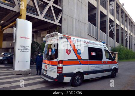 Milano, Italia. 06 aprile 2020. Milano, le ambulanze entrano nell'ospedale della fiera per pazienti affetti da coronavirus (Maurizio Maule/Fotogramma, Milano - 2020-04-06) p.s. la foto e' utilizzabile nel rispetto del contatto in cui e' stata vista, e senza intenzione diffamatorio del decoro delle persone rappresentate Credit: Independent Photo Agency Srl/Live Alamy News Foto Stock