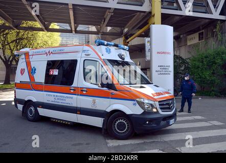 Milano, Italia. 06 aprile 2020. Milano, le ambulanze entrano nell'ospedale della fiera per pazienti affetti da coronavirus (Maurizio Maule/Fotogramma, Milano - 2020-04-06) p.s. la foto e' utilizzabile nel rispetto del contatto in cui e' stata vista, e senza intenzione diffamatorio del decoro delle persone rappresentate Credit: Independent Photo Agency Srl/Live Alamy News Foto Stock