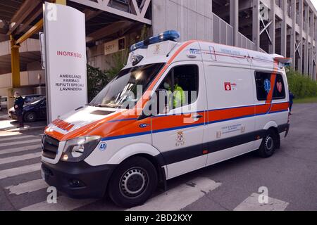 Milano, Italia. 06 aprile 2020. Milano, le ambulanze entrano nell'ospedale della fiera per pazienti affetti da coronavirus (Maurizio Maule/Fotogramma, Milano - 2020-04-06) p.s. la foto e' utilizzabile nel rispetto del contatto in cui e' stata vista, e senza intenzione diffamatorio del decoro delle persone rappresentate Credit: Independent Photo Agency Srl/Live Alamy News Foto Stock