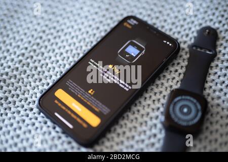 Configura un nuovo Apple Watch Series 5 con iPhone XS per Apple Pay Foto Stock