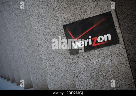 Washington, Stati Uniti. 06th Apr, 2020. Un logo Verizon come visto a Washington, DC, Lunedi, 6 aprile 2020, in mezzo alla pandemia coronavirus. Quasi 1.5 milioni di persone in tutto il mondo si sono testate positive per il virus COVID-19 mentre l’amministrazione del presidente Trump lotta per gestire l’epidemia all’interno degli Stati Uniti. (Graeme Sloan/Sipa USA) Credit: Sipa USA/Alamy Live News Foto Stock