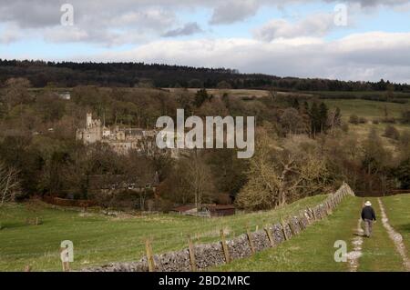 Walker nella campagna del Derbyshire dirigendosi verso Haddon Hall vicino Bakewell Foto Stock