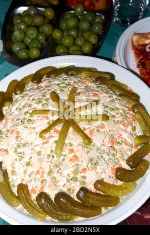 Insalata russa servita per cena Foto Stock