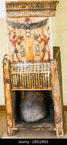 Egitto, museo di Mallawi, foto scattate nel 2009, prima del saccheggio nel 2013. Un piccolo naos, con i cartocchi di Darius. È stato riutilizzato come una bara. Foto Stock