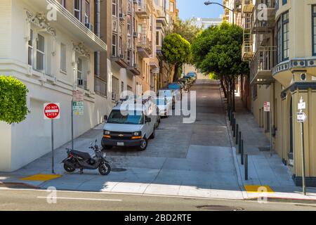 San Francisco, California, USA - 07 Giugno 2015: Vista di Bush Street ripida, ingorgo stradale e parcheggio auto. Edificio moderno intorno. Foto Stock