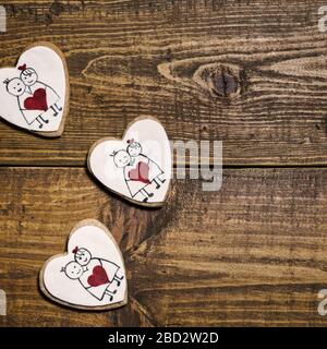 Biscotti a forma di cuore per San Valentino su sfondo rustico in legno. Vista dall'alto con spazio di copia. Foto Stock