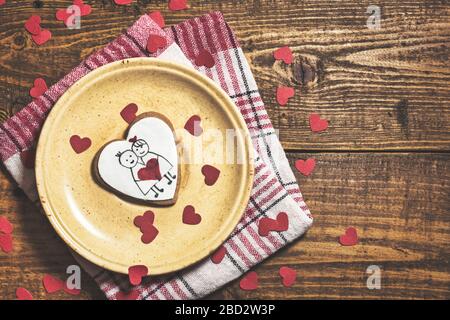 Biscotti a forma di cuore per San Valentino su sfondo rustico in legno. Vista dall'alto con spazio di copia. Foto Stock