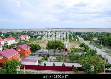 Il villaggio per la patria. Vista dall'alto del villaggio nel territorio di Krasnodar della Russia. Foto Stock