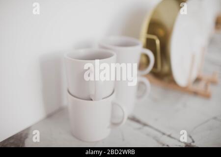 In cucina sono presenti bellissimi tappeti bianchi alla moda. Primo piano. Foto Stock