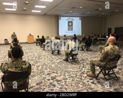 NEW ORLEANS (3 aprile 2020) il personale medico della Marina degli Stati Uniti assegnato alla Expeditionary Medical Facility-M riceve un briefing in-processing durante il loro orientamento come parte di uno sforzo di risposta COVID-19 condotto dal comando del Nord degli Stati Uniti per sostenere le autorità sanitarie civili a Dallas. Il comando nordico degli Stati Uniti, attraverso il nord dell'esercito degli Stati Uniti, sta fornendo il supporto militare all'agenzia federale di gestione di emergenza per aiutare le comunità nella gente di bisogno: Accreditamento di struttura medica di espedizionario: Gruppo di mezzi di tempesta/notizie dal vivo di Alamy Foto Stock