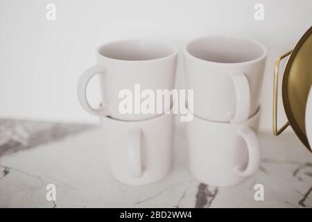 In cucina sono presenti bellissimi tappeti bianchi alla moda. Primo piano. Foto Stock