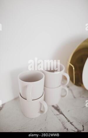 In cucina sono presenti bellissimi tappeti bianchi alla moda. Primo piano. Foto Stock