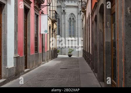 Piccola strada vintage con la facciata della cattedrale sullo sfondo della città di Arucas su Gran Canaria Foto Stock